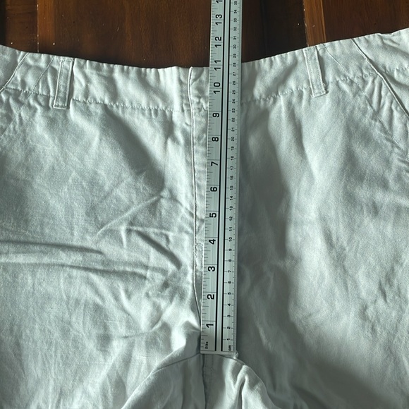 Women’s size 16 gap khakis gray shorts RN 54023 - Picture 3 of 10